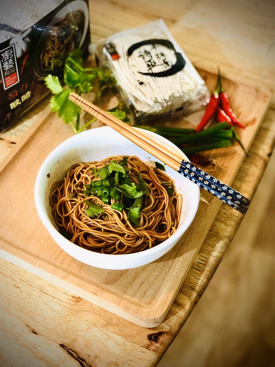 Spicy Vinegar Noodles 香辣酸醋干拌面